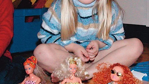 Leker gör hon förstås gärna, Hultsfreds Lill-Lucia Sandra Pöder. Ofta med Barbiedockor och lägga pärlplattor är det absolut bästa hon vet.