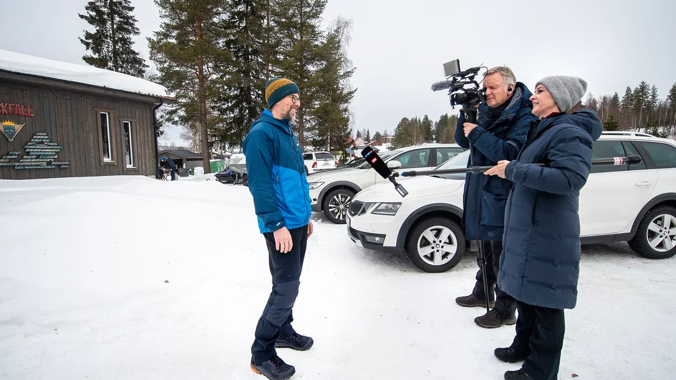 Extremloppets arrangör Robert Pollhammer intervjuas av tyska tevekanalen NTV utanför turistcampen i Jockfall.
