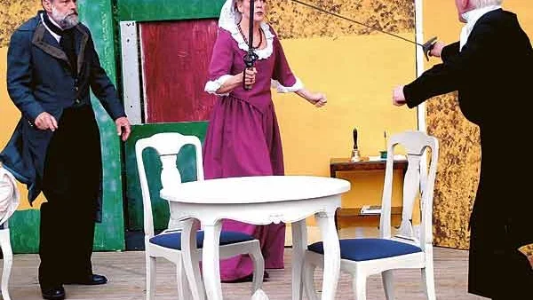 Det går hett till i föreställningen "Ett hår av hin". Här försöker äkta paret Philander (Line Saanum och Ralph Stappe) göra upp inför ögonen på baronen (Thore Wretman).