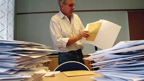Posthögen på bordet är enorm. 700 brev ska packas och skickas iväg. För nästa vecka ska lika många kommuninvånare säga sin mening om fritiden i Hultsfreds kommun.