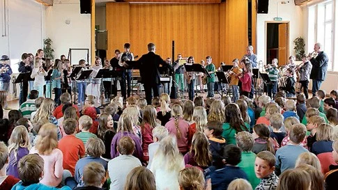 Medryckande skolkonsert med Kulturskolans 30 barn starka orkester. Runt 350 tvåor och treor från Vimmerby kommun fick i tisdags ta del av ett digert program.