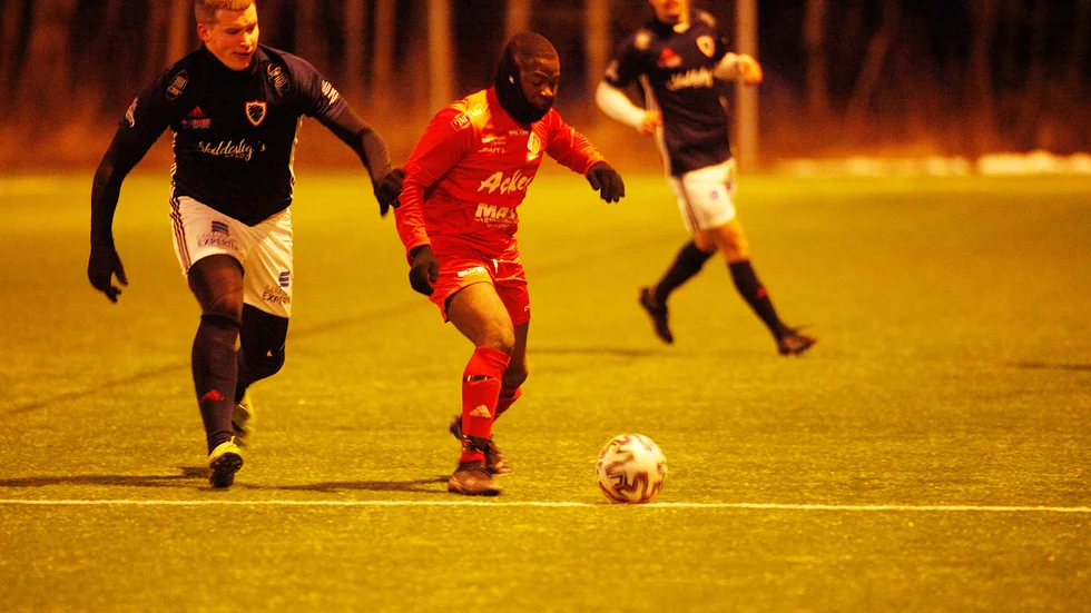 Aaron Eriksson, till höger gjorde Enköpings IS andra mål, här i kamp med Enköping Uniteds Simon Tapper.