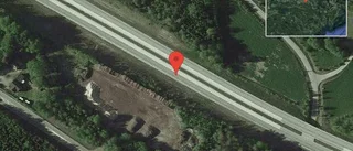 Personbil stillastående på E20 - helt stopp i ett körfält