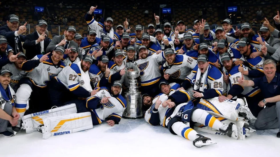 Oskar Sundqvist och hans St Louis Blues vann Stanley Cup. Nu tar Sundqvist bucklan till Boden.