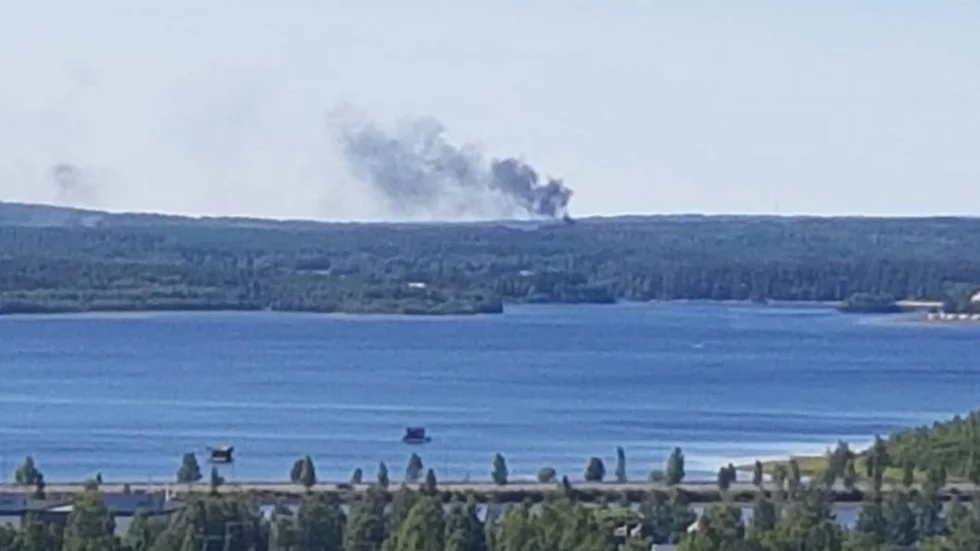 Rökpelaren från husbilen kan ses från centrala Luleå.