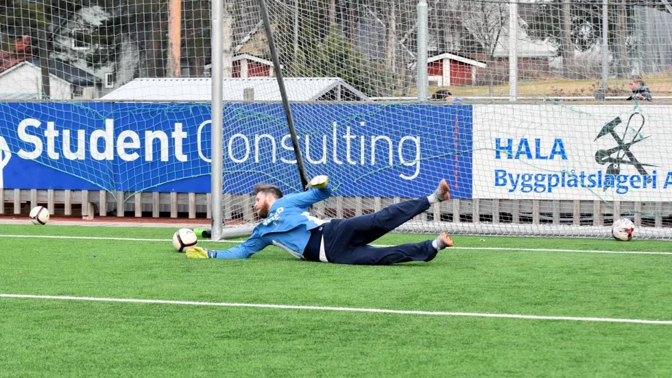 Tim Kearney, lagkapten i BC Luleå, är målvakt i Ersnäs. Vi livesänder hans lags matcher mot Alvik den här säsongen.