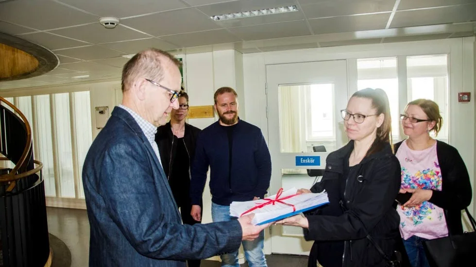 Johanna Wennerström lämnar in underskrifterna till Bertil Segerlund (C).