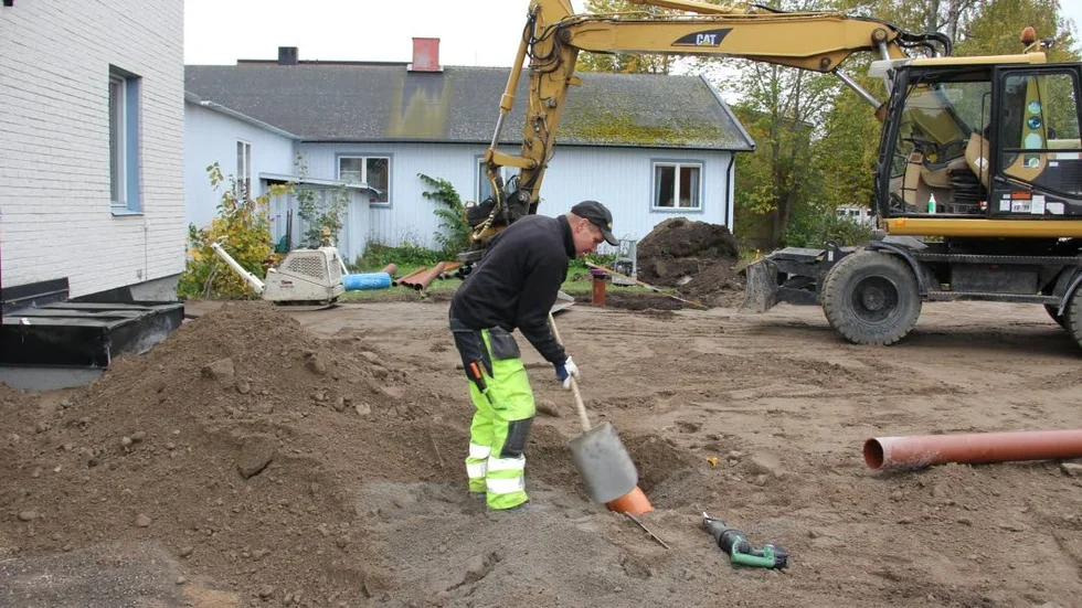 Marktjänst. Markarbatena är i full gång inför utbyggnaden av Gästis i Tierp. Ove Årman på byggfirman BMM anlägger avloppsledningen i den nya grunden.