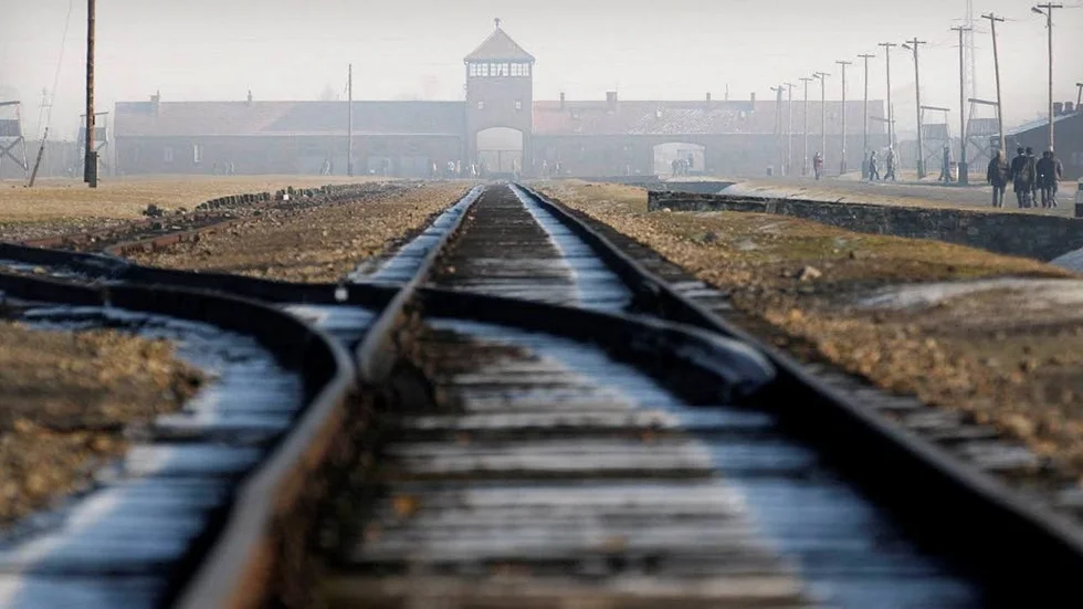 Auschwitz. Rälsen leder mot det som en gång var koncentrations- och förintelselägret Auschwitz-Birkenau. Dit kommer i Maria Àngels Angladas roman instrumentmakaren Daniel som tvingas bygga en violin åt lägrets kommendant.
