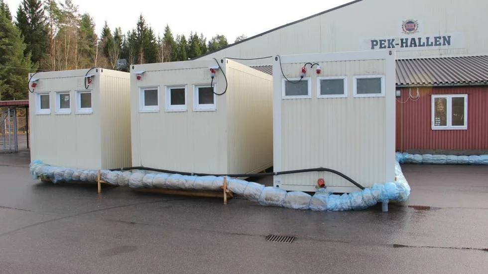 Tillfälliga omklädningsrum i väntan på nya utanför PEK-hallen i Skärplinge.