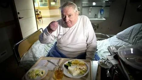 Patientenn Kåre Andersson från Sundsvall som legat på reumatologen i tio dagar smakar på sin middag. - Jag märker ingen skillnad, säger han.