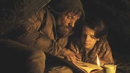 Viggo Mortensen är ständigt på väg i John Hillcoats filmatisering av Cormac McCarthys roman. Sonen spelas av Kody Smit-McPhee.