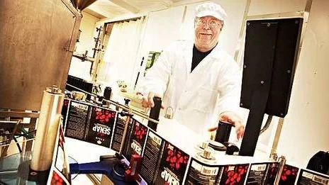 Ett par tusen tuber ska upp på rullbandet och fyllas med den starkare senapsvarianten. Bakom Fyrsi senap står bland andra Mats Ader.