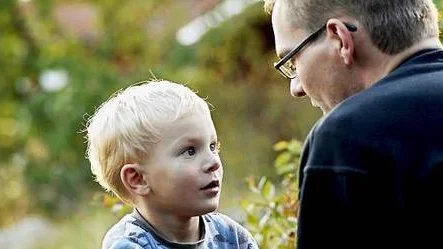 Treåriga Holger har ett allvarligt samtal med sin pappa Henrik.