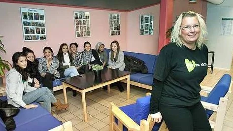 Fritidsledaren Annica Simonsson är nöjd. I soffan Lorin Khalil, Nergiz Dagan, Helin Lefansson, Mandana Yousefi, Menna Massry, Sama Saleh, Sinit Neraio och Tavin Barawe.