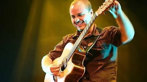 Den amerikanske gitarristen Andy Mckee har slagit igenom stort på Youtube och är numer en av sajtens mest visade artister någonsin. Nu är han i Uppsala för att uppträda och hålla i en workshop under pågående gitarrfestival.