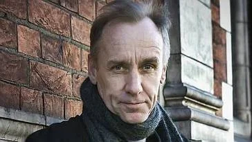 Håkan Nesser är tillbaka med nya romanen Maskarna på Carmine Street. I morgon, onsdag, kommer han till Kulturoasen i Hågaby för en författarafton med bandet Rain Dogs.