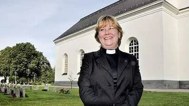 Komminister Monica Mannberg Eltvik startar  konfirmandträffar i Söderfors för ungdomar i Tierp-Söderfors församling.