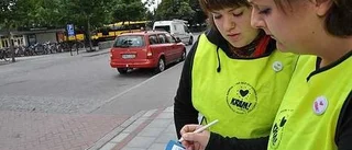 Räknar skräp på Enköpings gator