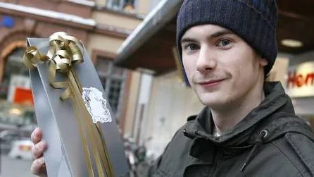 För att slippa trängseln handlar Andreas Sandberg alltid sina julklappar på julafton.