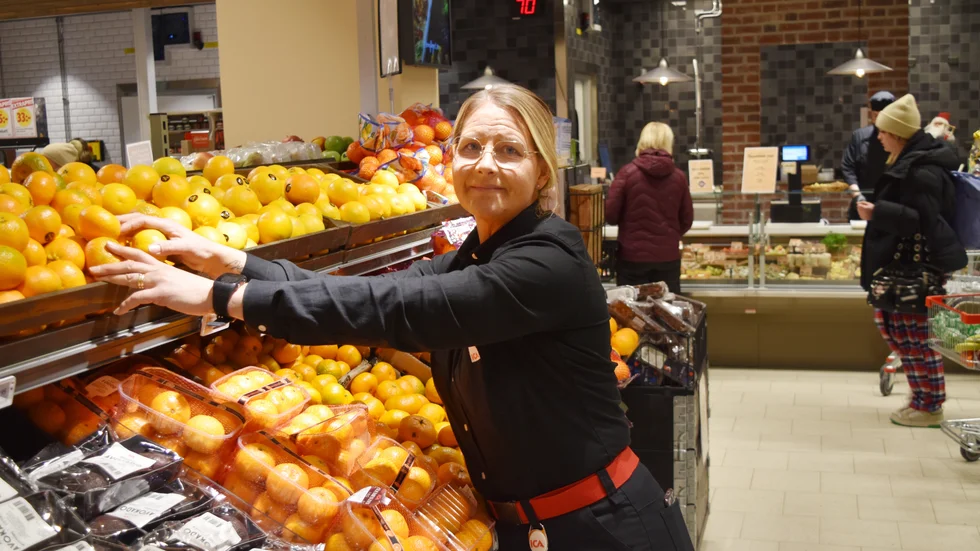 Efterfrågan kring klippvaror med nedsatt pris ökar i Skellefteå. Eira Sjöström arbetar tillsammans med sin man Per på ICA Supermarket i Skellefteå.