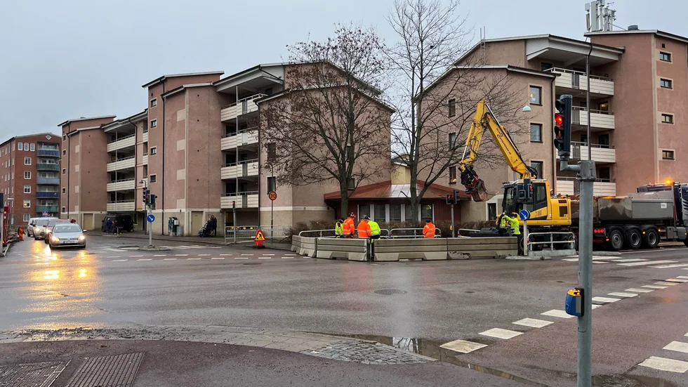 På torsdagseftermiddagen grävde Tekniska verken upp en del av Östgötagatan för att komma åt läckan. 