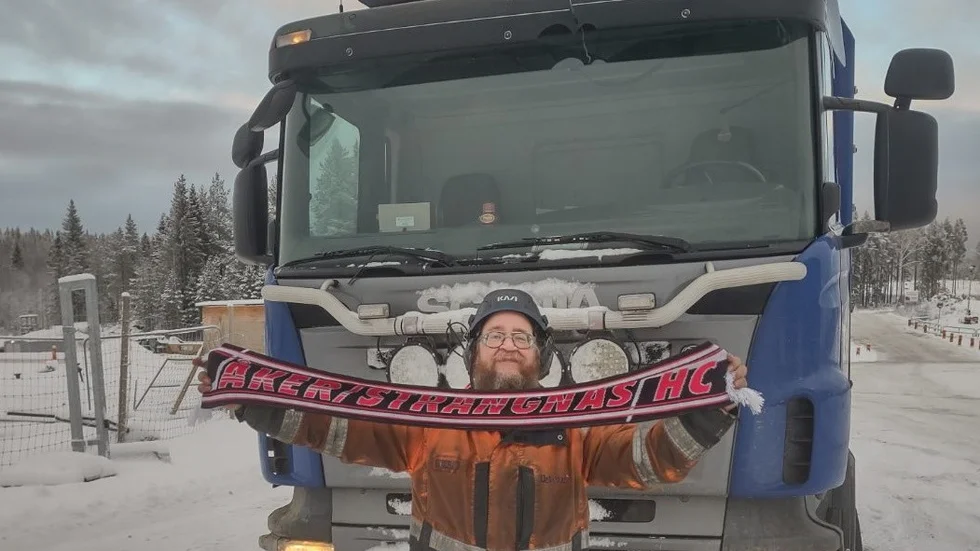 Thomas Fjällberg arbetar som lastbilschaufför i Västerbotten. Å/S-halsduken finns alltid med på färden.
