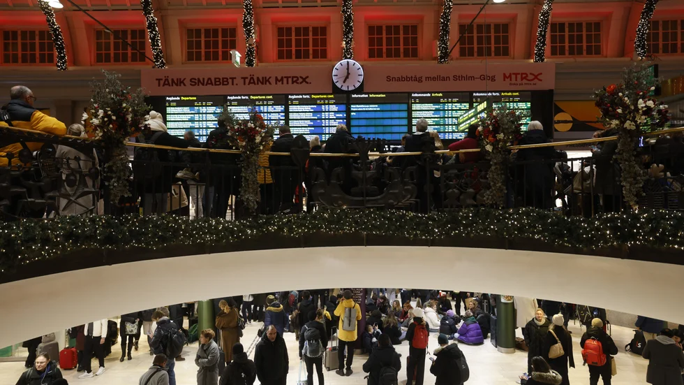 Många resenärer väntade under onsdagskvällen utan information på Stockholms centralstation.