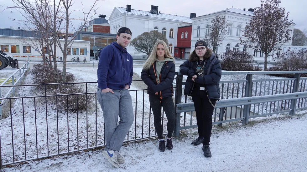 Måns Tegheim, Elin Fjällström och Albert Nilsson går i nian i musikklass och oroas av den föreslagna besparingen på utbildningen.