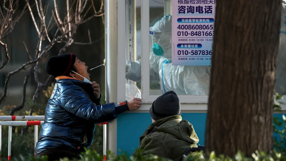 Ett covidtest i huvudstaden Peking i måndags. Arkivbild.