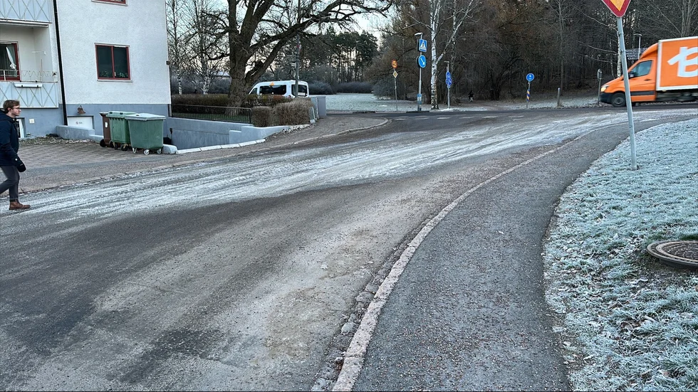 Enligt Uppsala Vatten är ett vattentorn i skogspartiet i närheten översvämmat och därför har vatten runnit ut på platsen och sedan frusit till is.