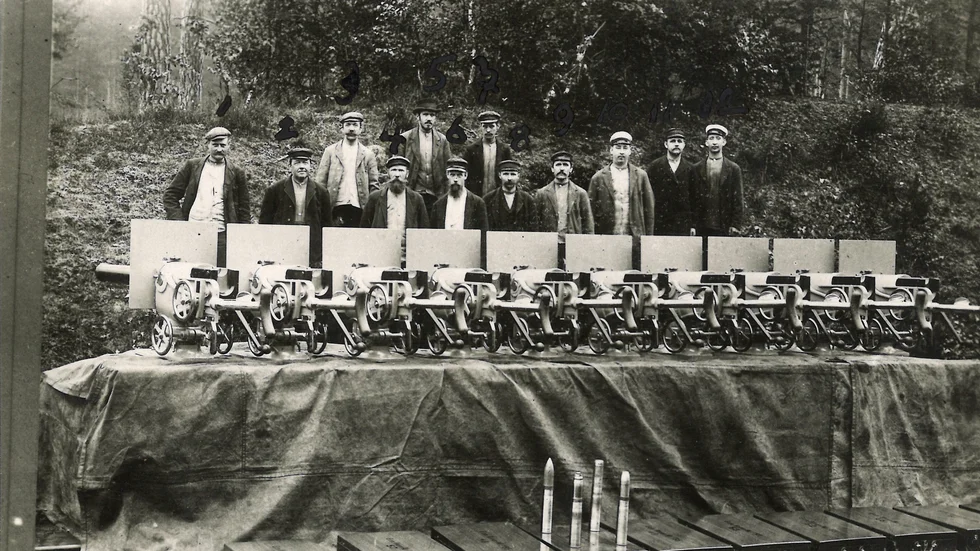 Foto vid Skjutbacken omkring år 1902 med så kallade bergskanoner av gjutstål, som ska till Norge. På bilden ses Nanfeldt, Anders Per, Arvidsson (maskinist), Helge Kåberg, C. Tolf, Alb. Rosén, A. Håkansson, A. Zetterholm, Carl Larson, Karl Pettersson, Ivan Larson.
