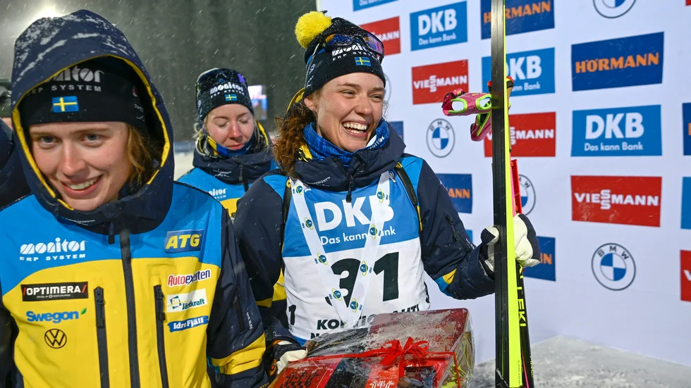 Elvira Öberg och Hanna Öberg efter Hanna Öbergs seger i världscuppremiären. Systrarna är ankare i Sveriges stafettlag.