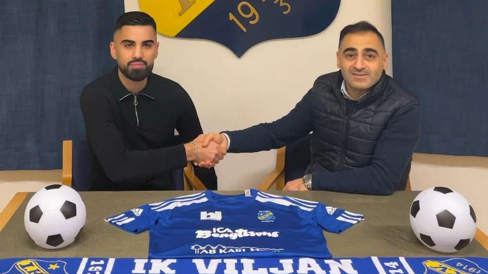 Karwan Majed från fotbollssektionen hälsar Komar Teimouri välkommen till Vasavallen.