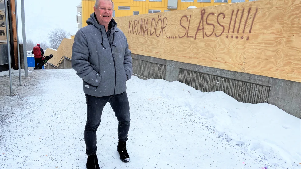 Lasse Bergman med kompis, Leif Johansson, instiftade slagorden i december 1980, då begravningsstämning rådde i Kiruna. I dag finns det legendariska uttrycket återigen sprayat i Kiruna. 