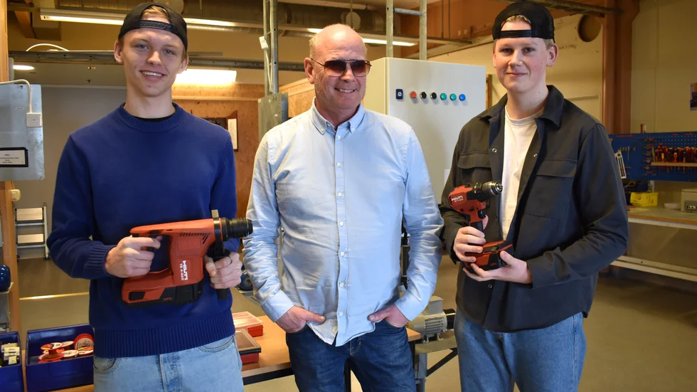 Glada miner på el- och energiprogrammet på Vimmerby Gymnasium. De nya verktygen är ett välkommet tillskott. Från vänster: Melker Johansson, elev, Jan-Erik Svedberg, lärare, och Eddie Lind, elev. 