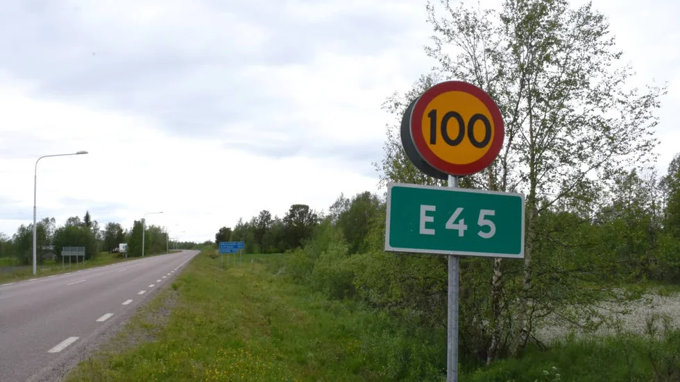 Tung trafik. I regel erbjuds skolskjuts för barn som har längre än två kilometer till skolan, eller om vägen bedöms vara extra farlig.