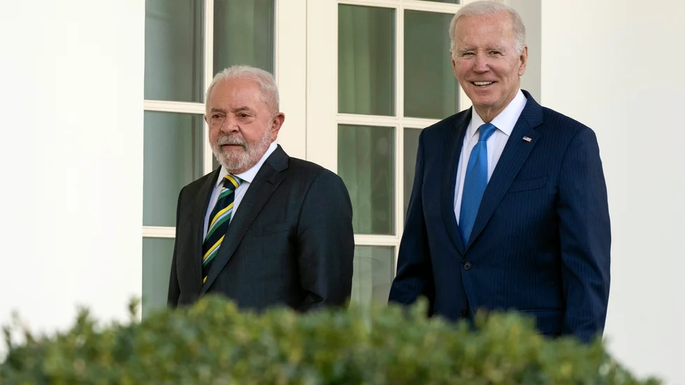 Brasiliens president Luiz Inácio Lula da Silva och USA:s president Joe Biden på väg till Ovala rummet i Vita huset på fredagen.