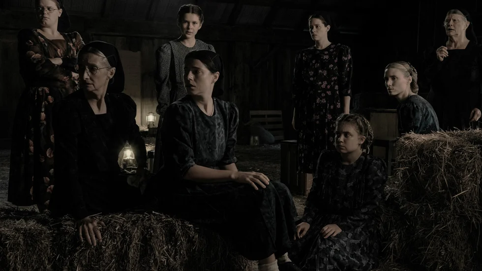 Ska de stanna och slå tillbaka eller fly ut i det okända? Kvinnorna i "Women talking" måste bestämma sig snabbt. Pressbild.
