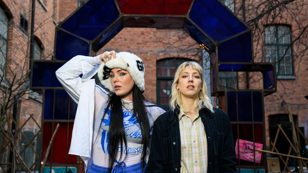 Popdrottningarna Miriam Bryant och Veronica Maggio slår sina musikaliska påsar ihop. I juli och augusti åker de på turné tillsammans till sju städer i Sverige.