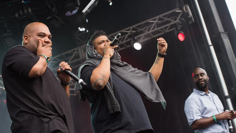 David Jolicoeur (mitten), flankerad av Vincent Mason, (vänster) och Kelvin Mercer i De La Soul i en bild från 2016.