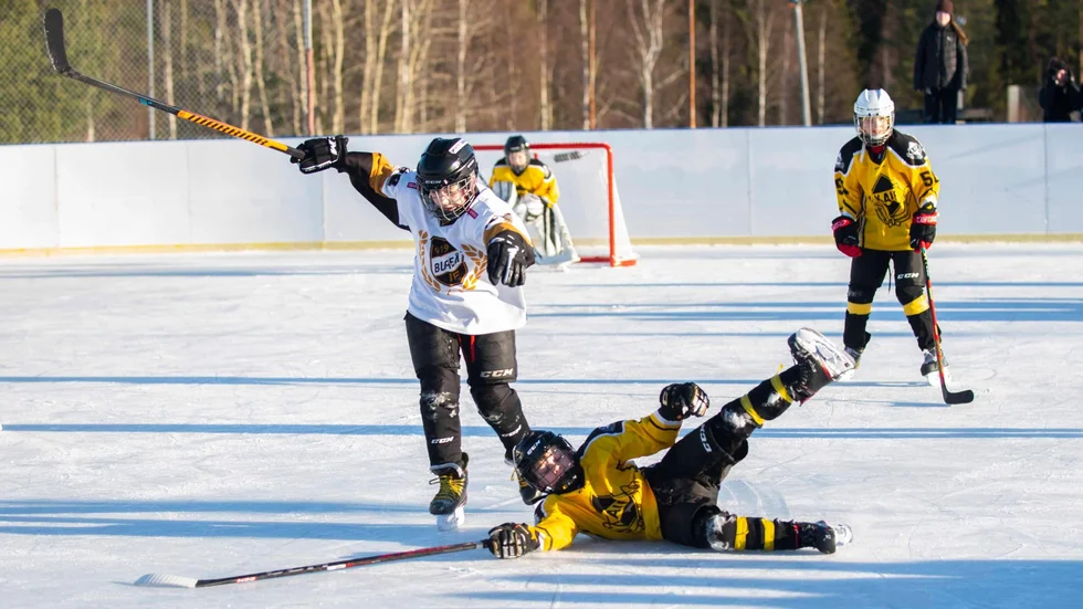 Det var full fart under helgens 26 matcher som alla hade 15 minuters speltid. Här flyger Valle Nyström fram i matchen mot Kågedalens AIF.