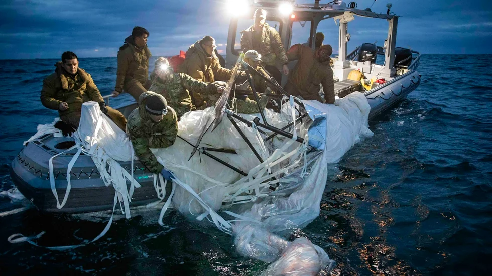 Amerikanska marinsoldater bärgar den misstänkta spionballongen utanför South Carolinas kust. Bild från den 5 februari.