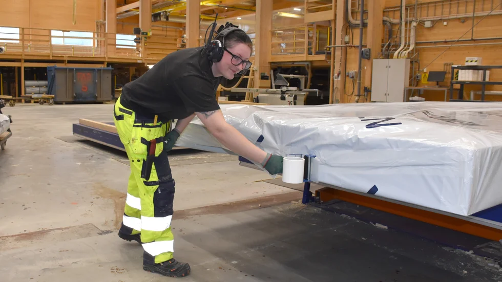 Erica Lundström arbetar vi utlastningen på KL-träfabriken i Bygdsiljum som nu får en ny CNC-fräs och som byggs ut med 1 000 kvadratmeter.
