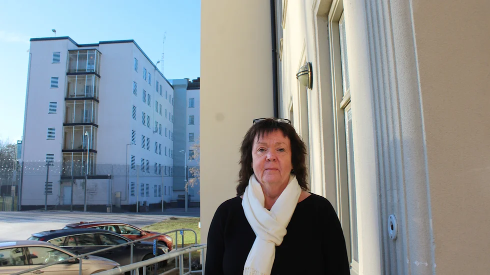 Åsa Lindberg är kriminalvårdschef i Västervik sedan 2005. I bakgrunden ses det så kallade höghuset, som ska byggas om invändigt.