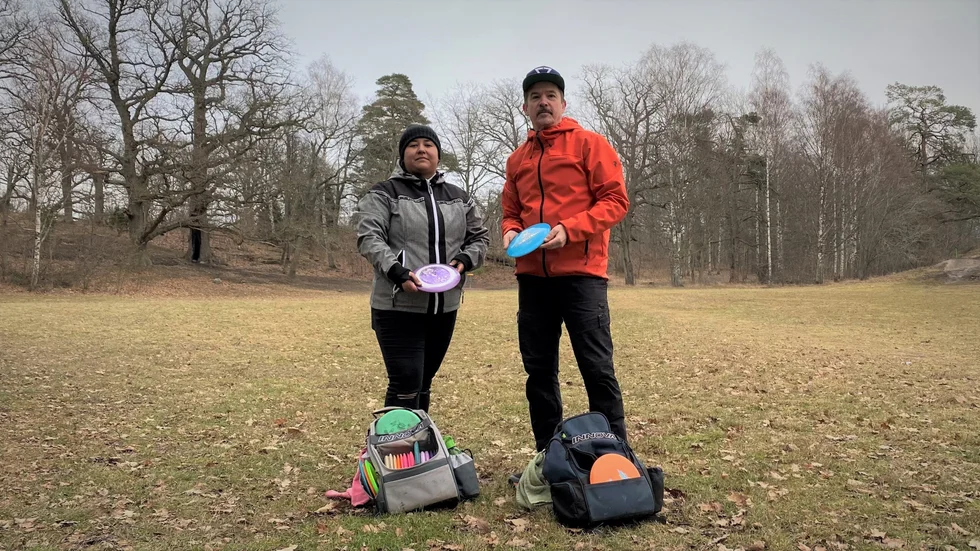 Deisy Hals och Robert Nilsson från nybildade Nyox vipers, som bildats för att få mer genomslag i frågor kring discgolfen. "Det har tagit orimligt lång tid", säger Robert om kommunens brist på beslut om en ny bana. 