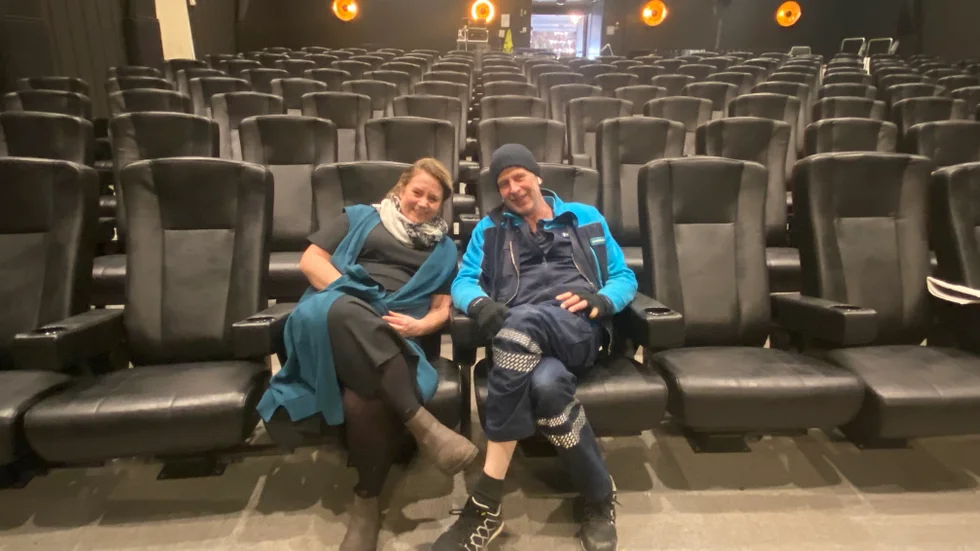 "Vi kollar ju lokaltidningen, vad som händer. Och Gnesta Tillsammans-sidorna är ett mörker att gräva i", säger Mats Hammarlöf om hur revyn hittar material. Bri Hansson är nytillskottet i truppen.
