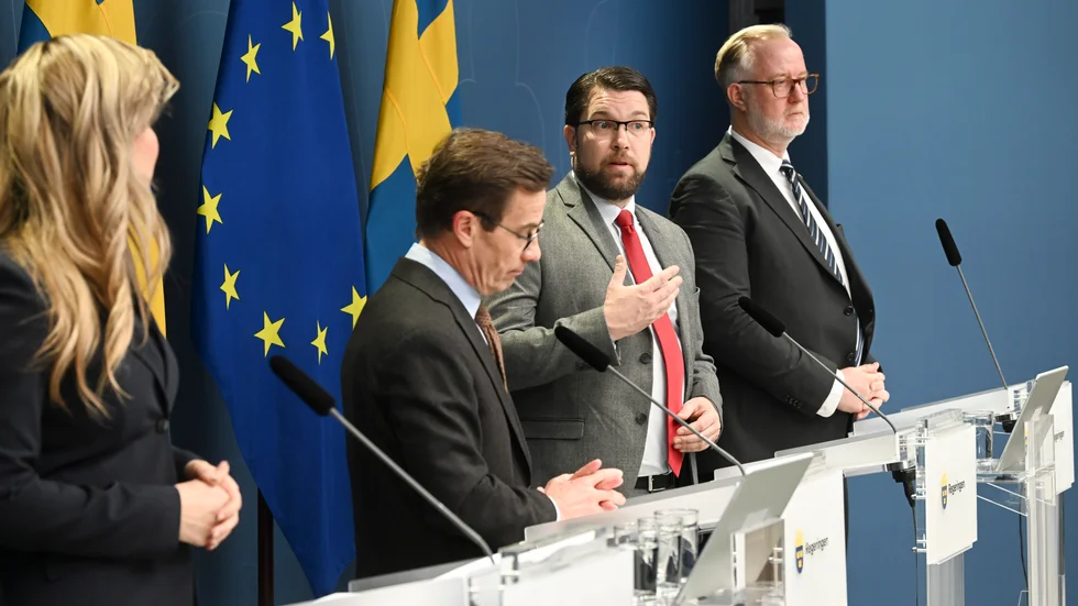 "Den senaste mätningen har sänt kalla kårar inom borgerligheten. Sverigedemokraterna är nämligen större än de tre regeringspartierna tillsammans."