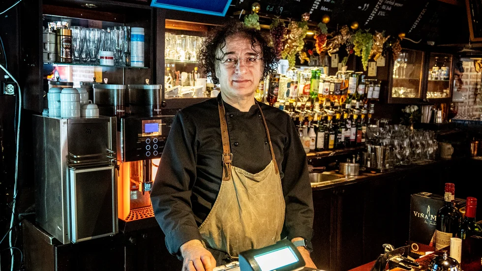Mehmet Tekin jobbar på som vanligt, men inombords oroar han sig hela tiden för folket i det jordbävningsdrabbade området i hemlandet Turkiet.