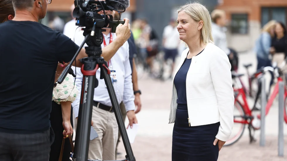 S-ledaren Magdalena Andersson, här i valspurten förra året, var den enda signifikanta förklaringen till att S gick framåt med två procentenheter, enligt partiets egen valanalys. Politiken lockade inte nog för att behålla regeringsmakten. Arkivbild.